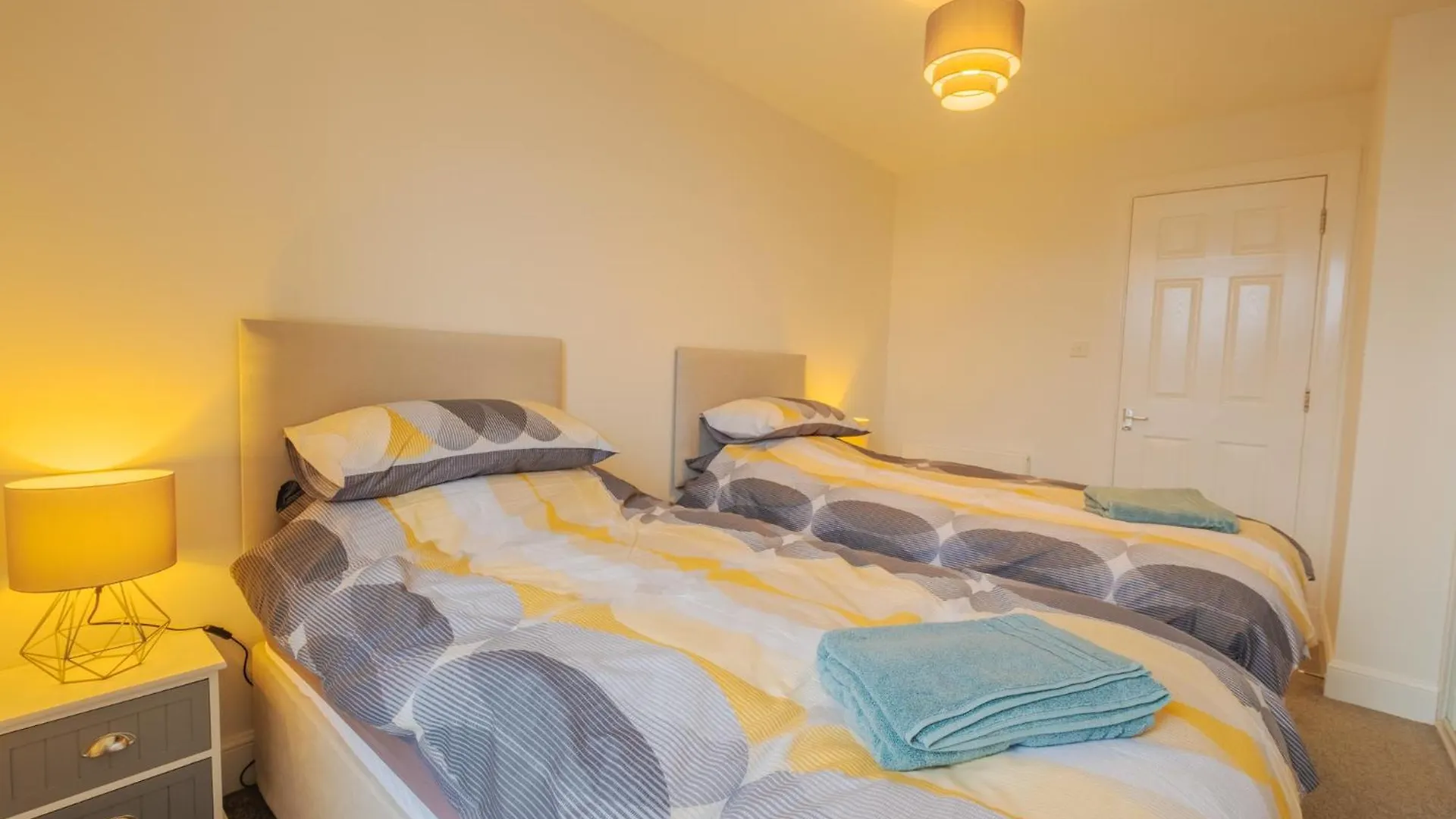 Henrys Apartment, Accommodates 6 Guests Dundee 0*,  Storbritannien